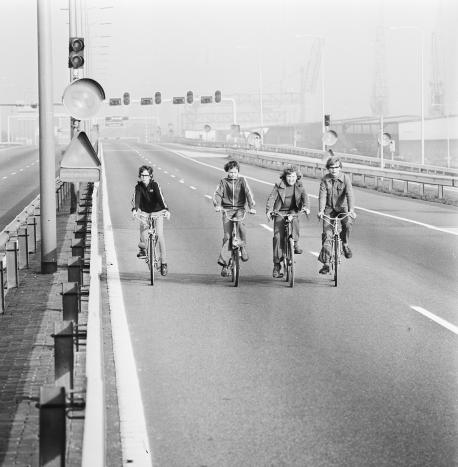 Fietsers op de snelweg Fietsers op de snelweg