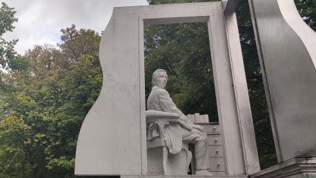 Thorbecke kijkt naar het torentje vanaf het Lange Voorhout Thorbecke kijkt naar het torentje vanaf het Lange Voorhout