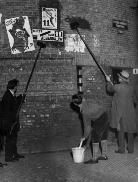 Verkiezingsposters plakken in 1933 Verkiezingsposters plakken in 1933