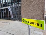 Bord met &#34;stembureau&#34; wijst naar ingang van stembureau | © Ciell / Mediawiki