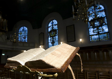 Opengeslagen bijbel in kerk