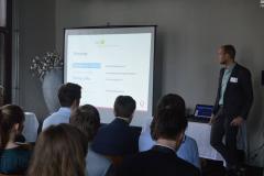 Martijn Schukking met groep studenten